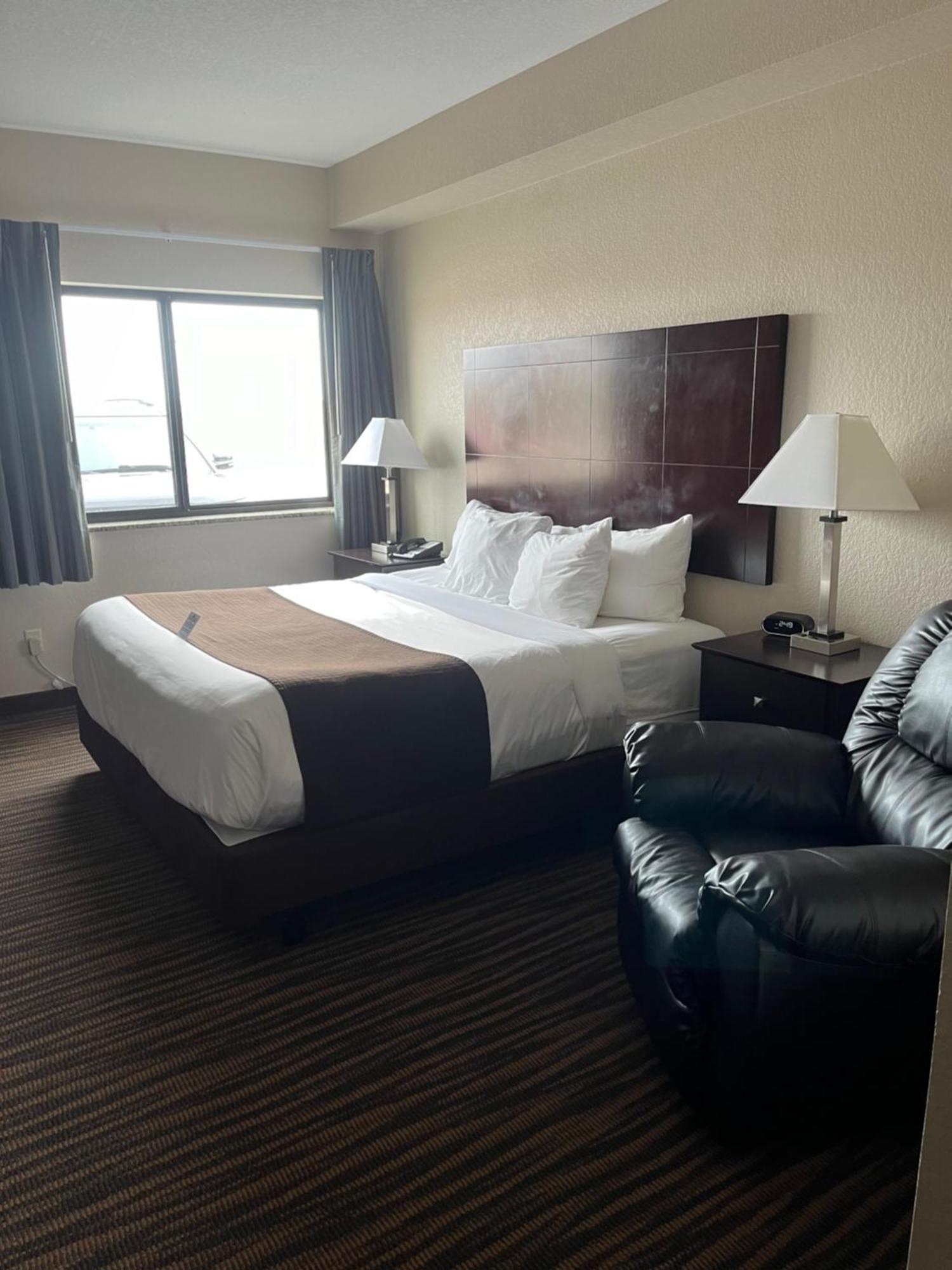 Cobblestone Inn & Suites - Denison | Oak Ridge Eksteriør billede